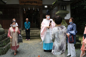 現地講座では、天香山神社の宮司さまのご説明もあります。